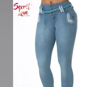 High waisted blue Colombian jeans with belt